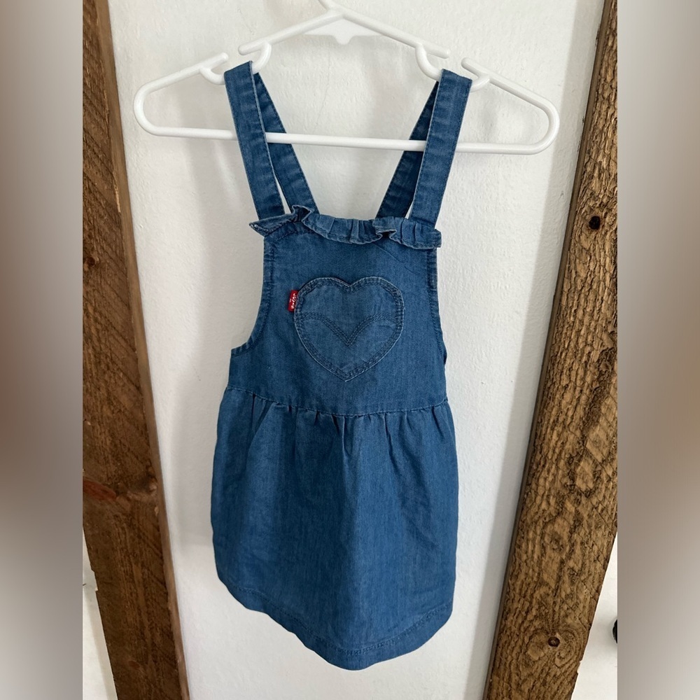 Levi’s Denim Suspender Dress heart front pocket Baby Girl 24 Months
Euc